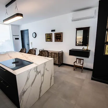 Jaysky Penthouse On Etna Street *