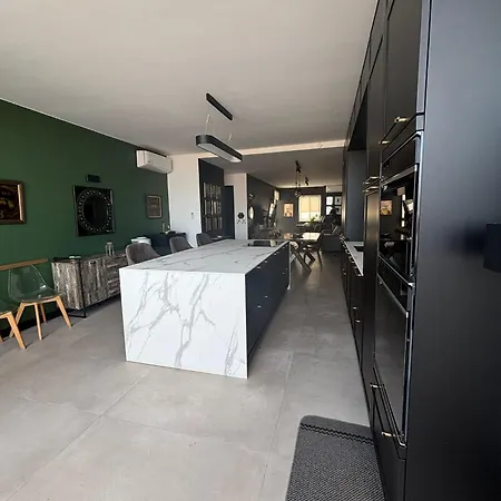 Jaysky Penthouse On Etna Street