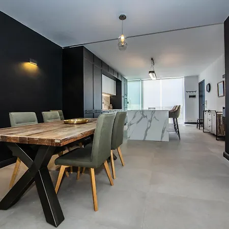 Jaysky Penthouse On Etna Street *