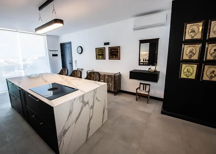 Jaysky Penthouse On Etna Street *